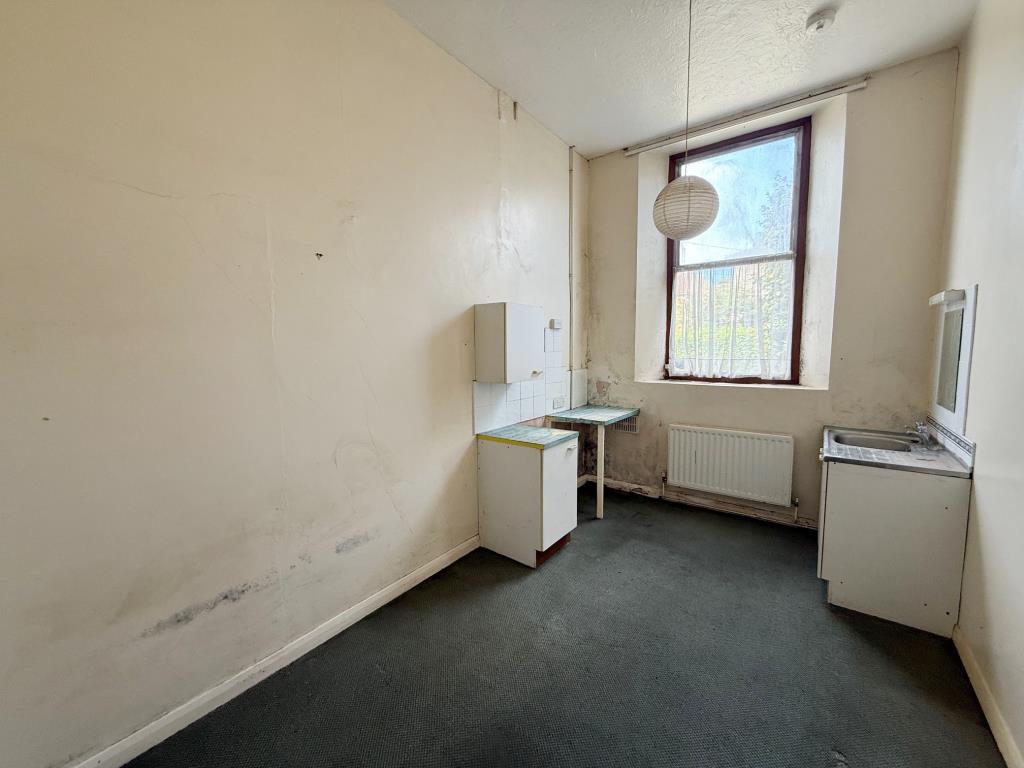 Lot: 5 - FORMER OFFICE AND BEDSITS WITH POTENTIAL CLOSE TO THE QUAY - An addition bedside room with window and high ceiling